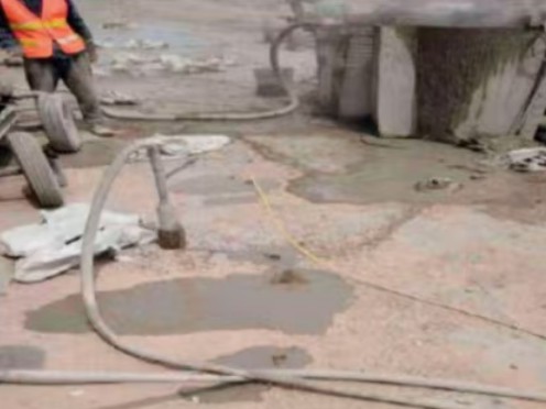 温宿水泥混凝土路面板底注浆技术 路面脱空注浆整治方案