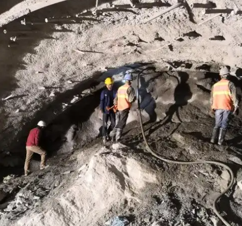 温宿拱顶带模注浆料的施工流程及注意事项